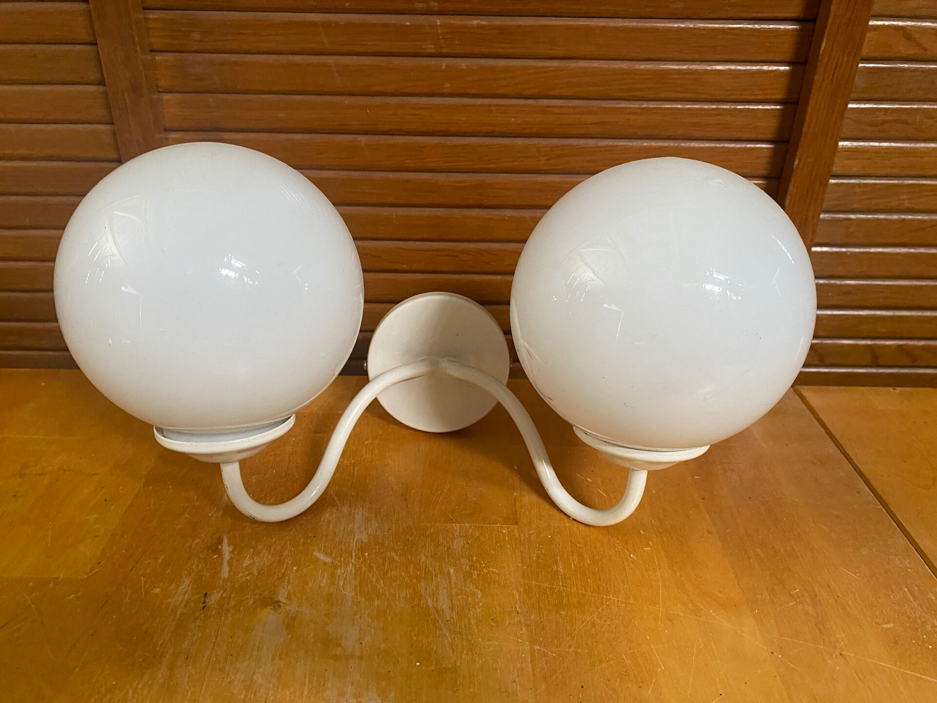 Double Minimalist Opaline Ball Wall Light + White Metal Support 80