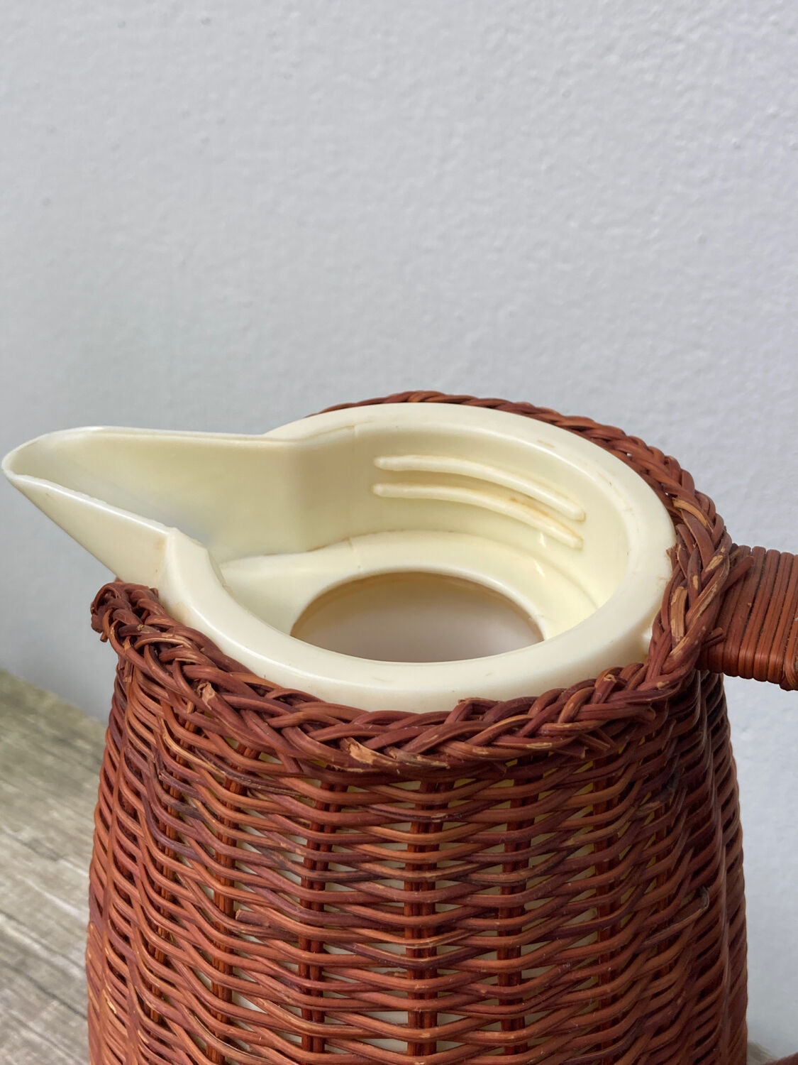 Thermos cafetière en rotin tressé vintage