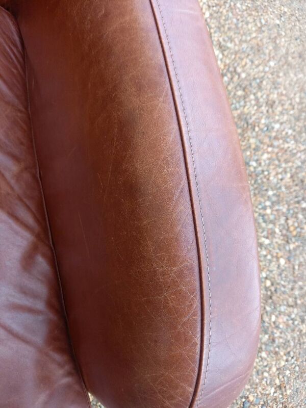 Paire de fauteuils club en cuir