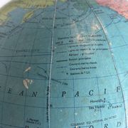 Globe terrestre vintage 1967 mappemonde dorée tripode Taride - 23 cm