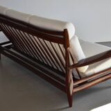 Canapé à dossier haut de style milieu du siècle retapissé