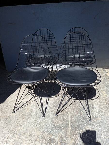 Set of 4 Eames chairs in metal