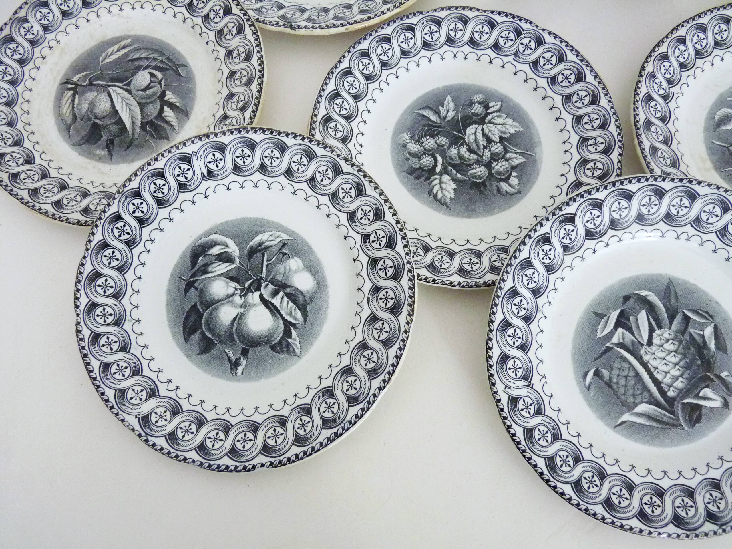 10 assiettes à dessert en faïence signées HB Choisy le roi XIXème