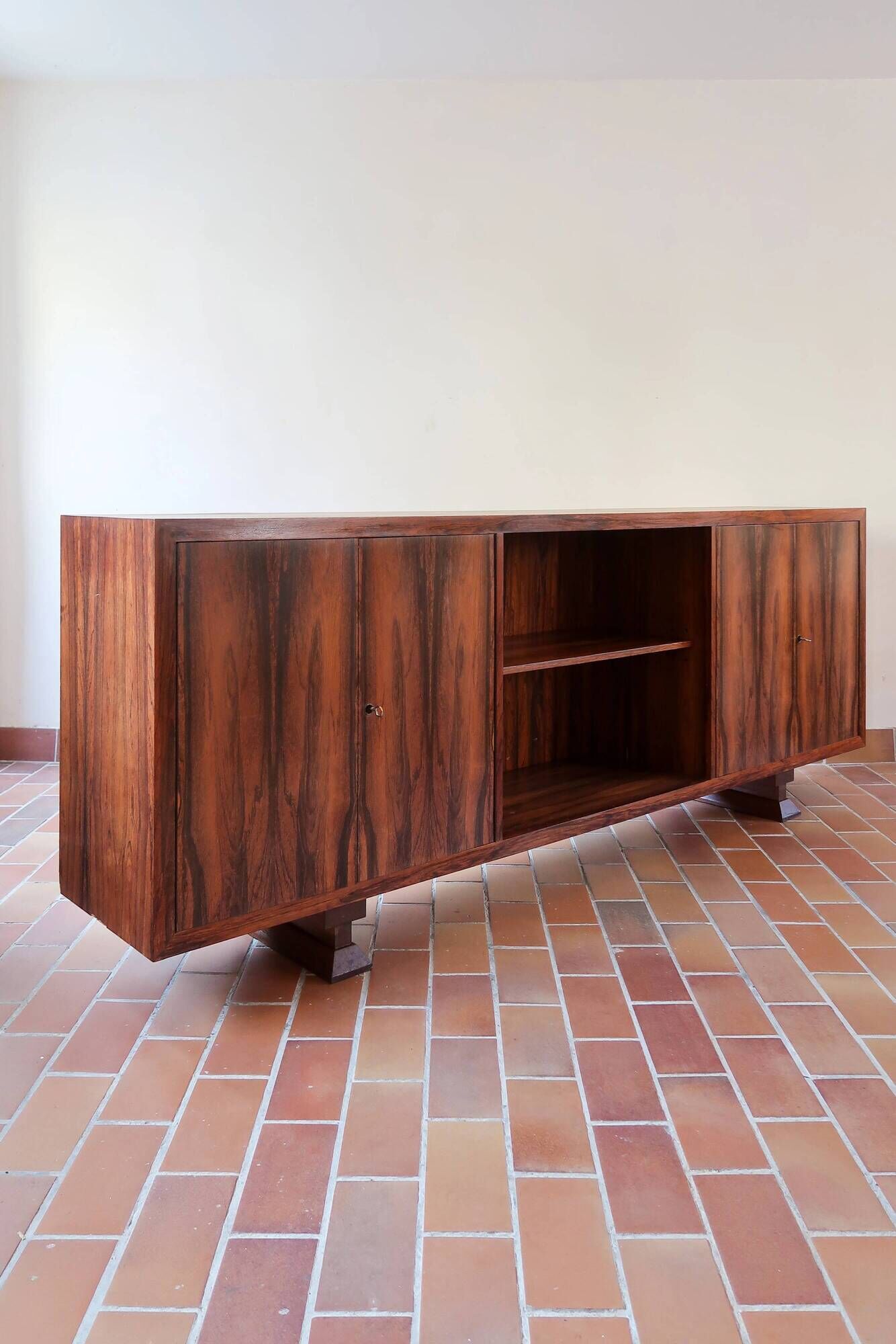 Large rosewood sideboard, 2 doors and central niche.