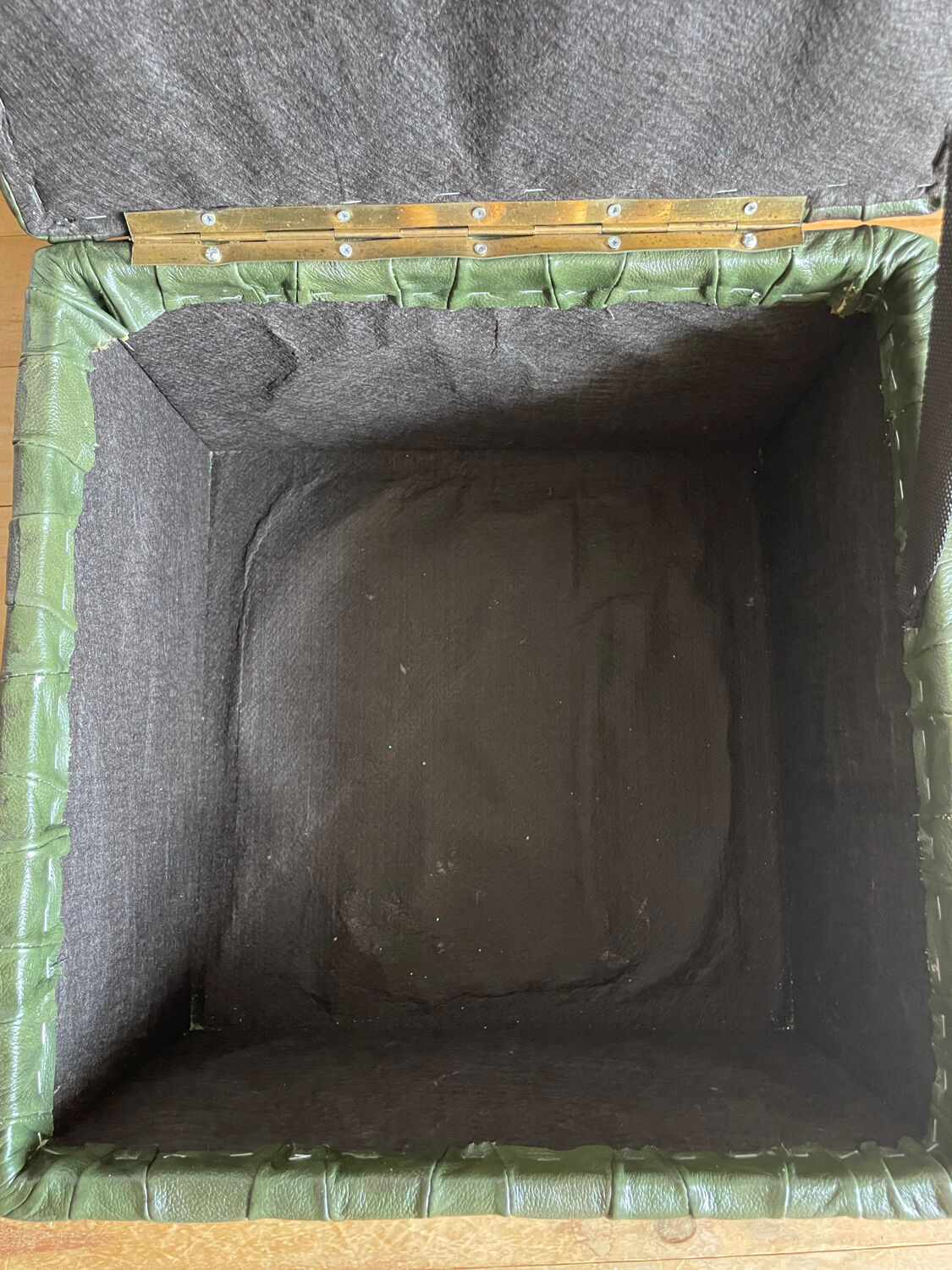 Pouf leather chest patchwork vert  De Sède