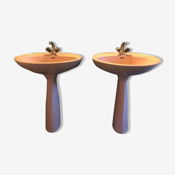 Pair of washbasins with taps and bidet in pink earthenware by Villeroy and boch, circa 1970.