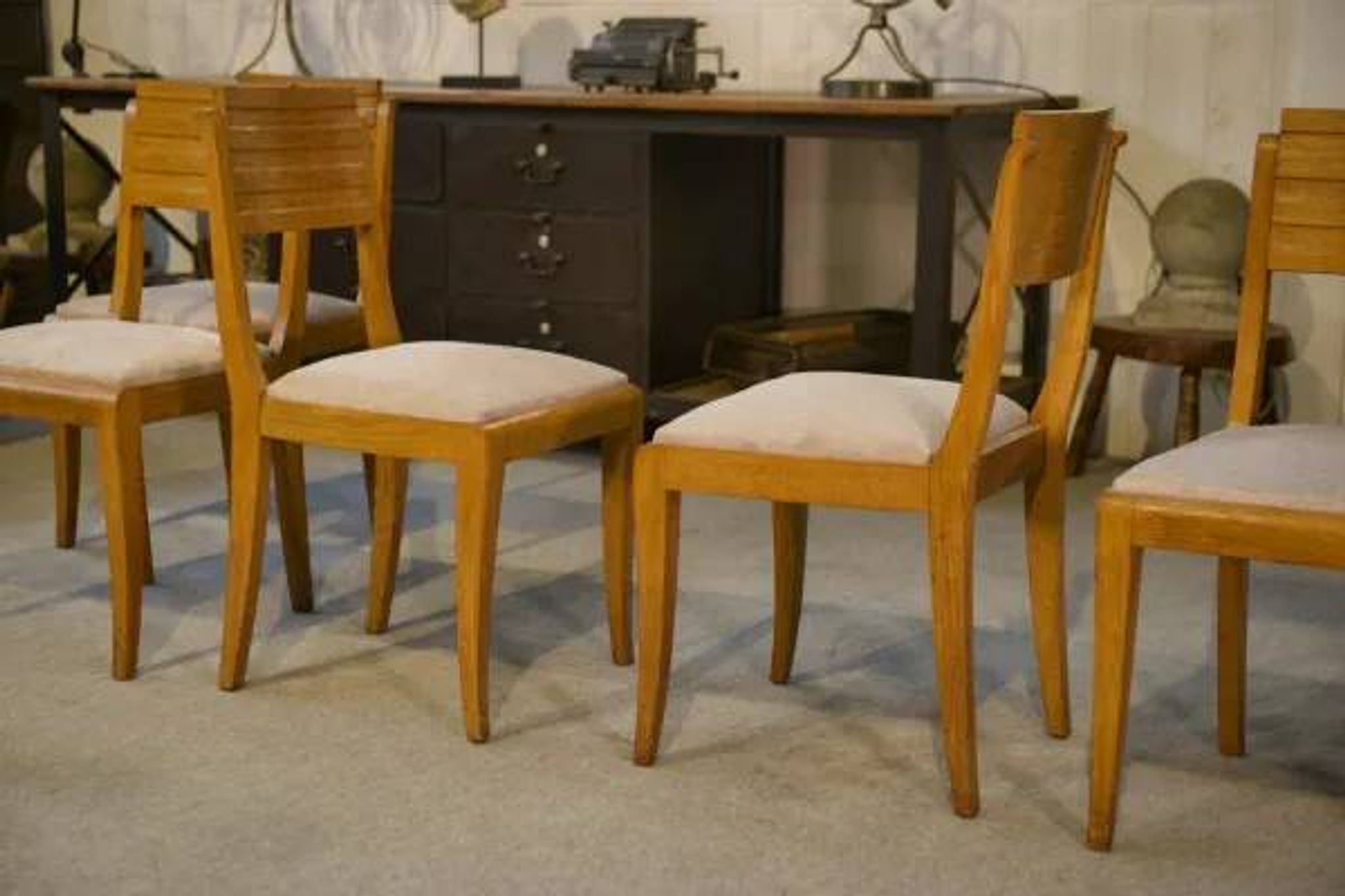 Ensemble de 6 chaises en chêne par Gaston Poisson 1940’s