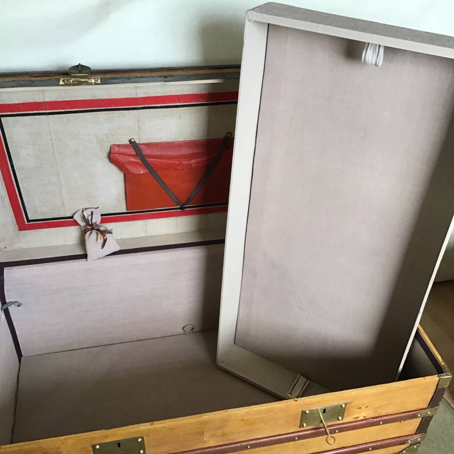 Old trunk Courrier le Louvre Rivoli Paris 1900