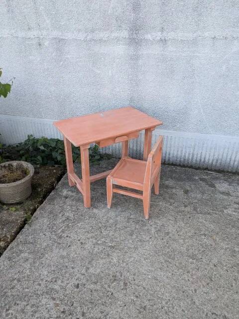 Child's desk and its chair