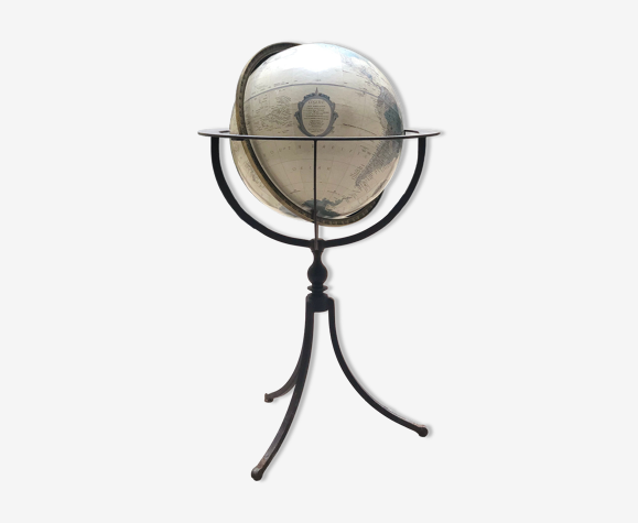 Globe terrestre vintage sur pieds