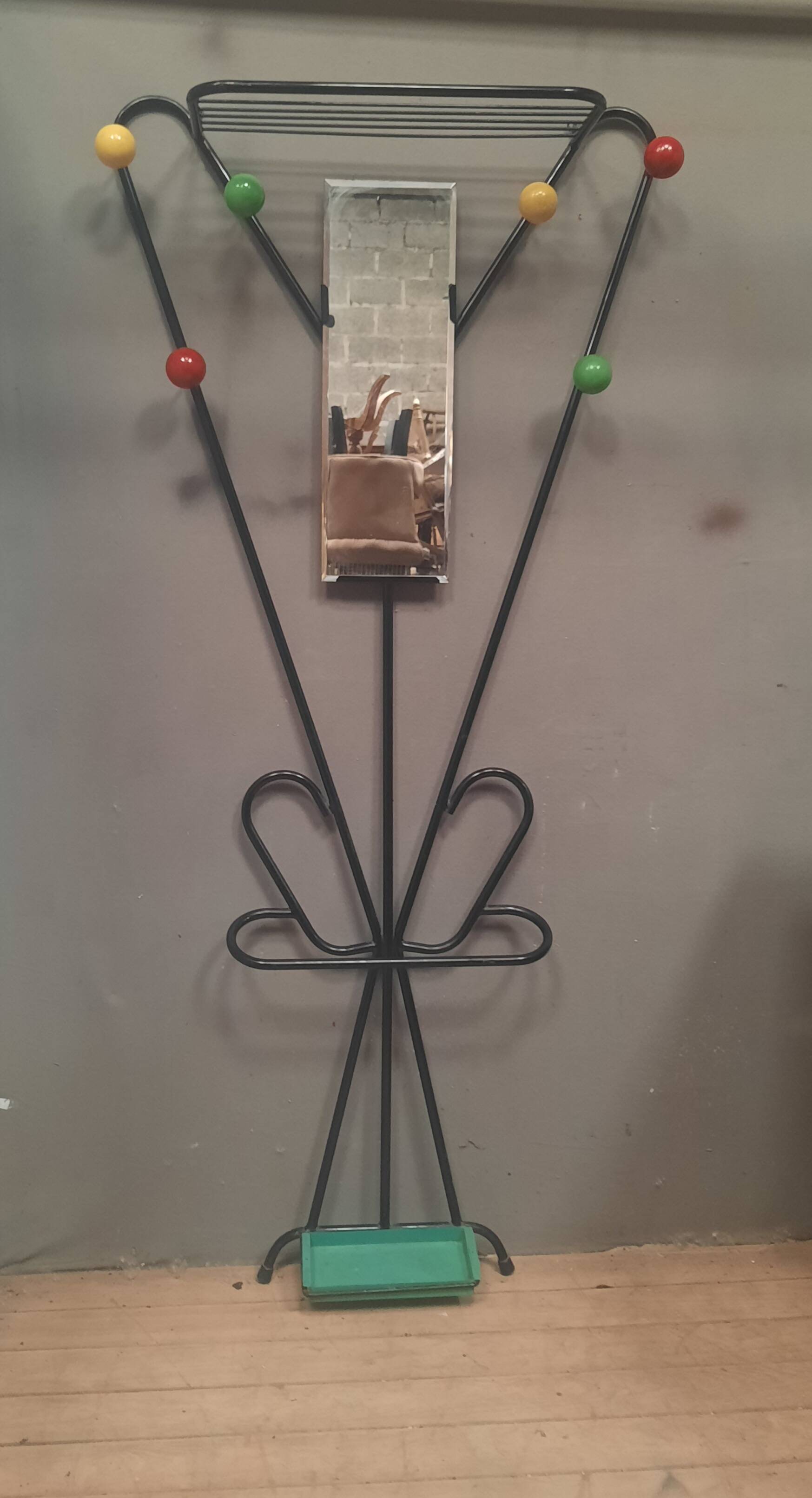 Porte manteau mural sur pied à boules de couleur