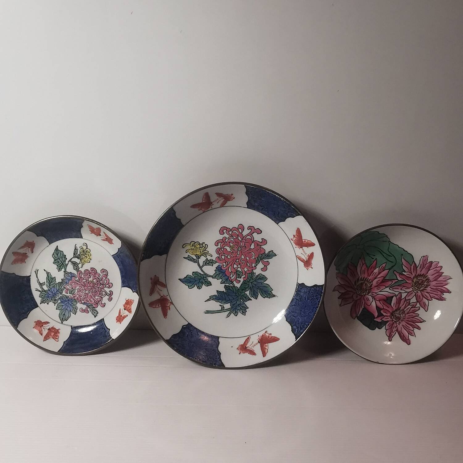 Three decorative plates in Chinese porcelain and brass from the 1960s. signed