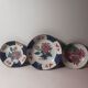 Trois assiettes décoratives en porcelaine chinoise et laiton années 1960. signées