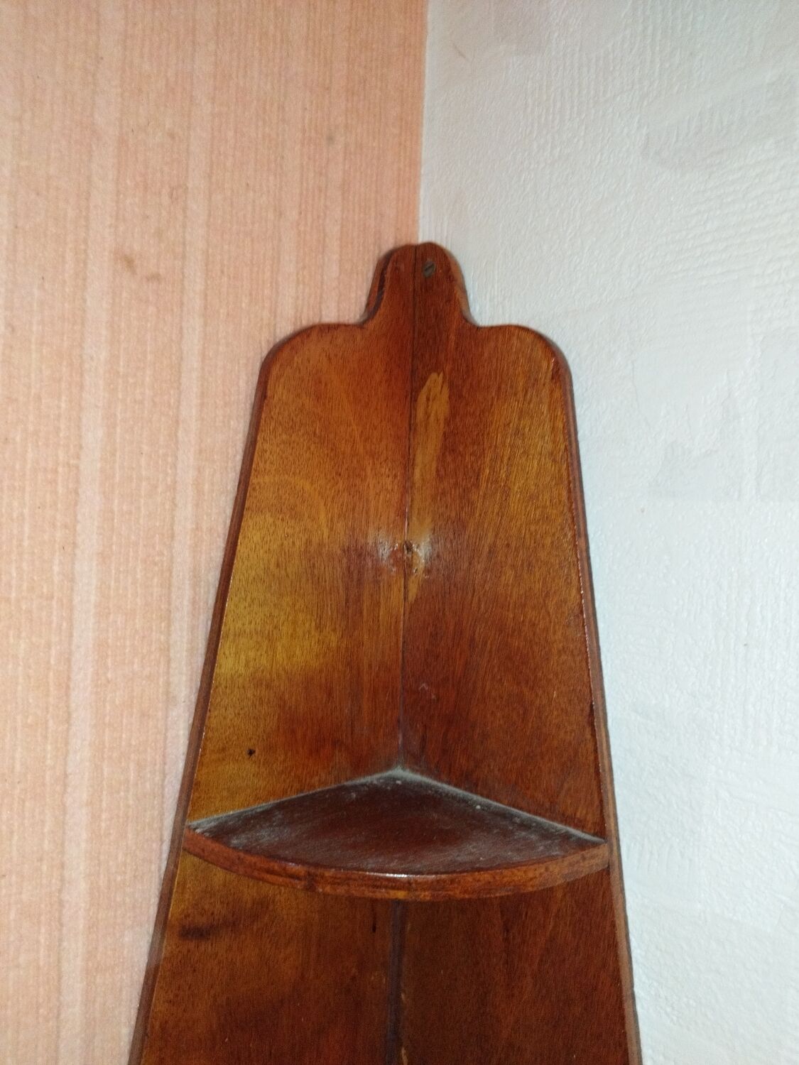 Corner shelf to hang wall