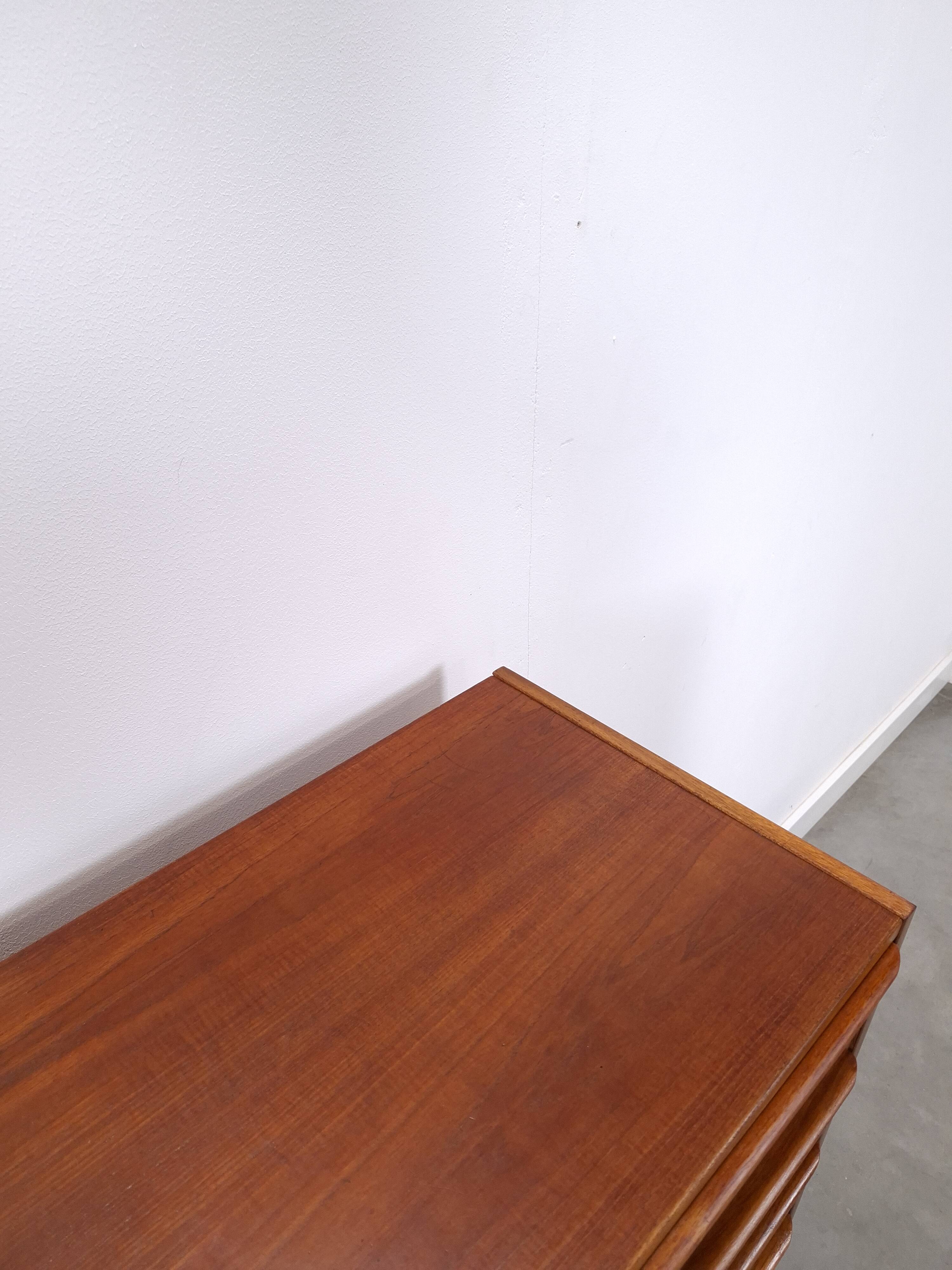 Commode en teck en provenance du Danemark avec 6 tiroirs.