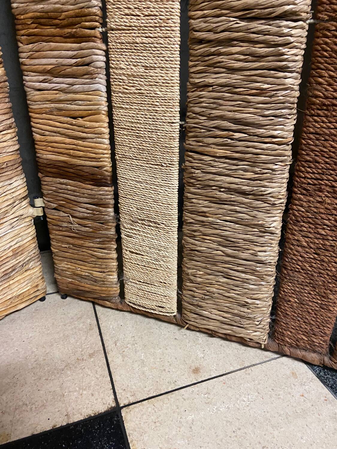 Vintage screen in straw and braided rope