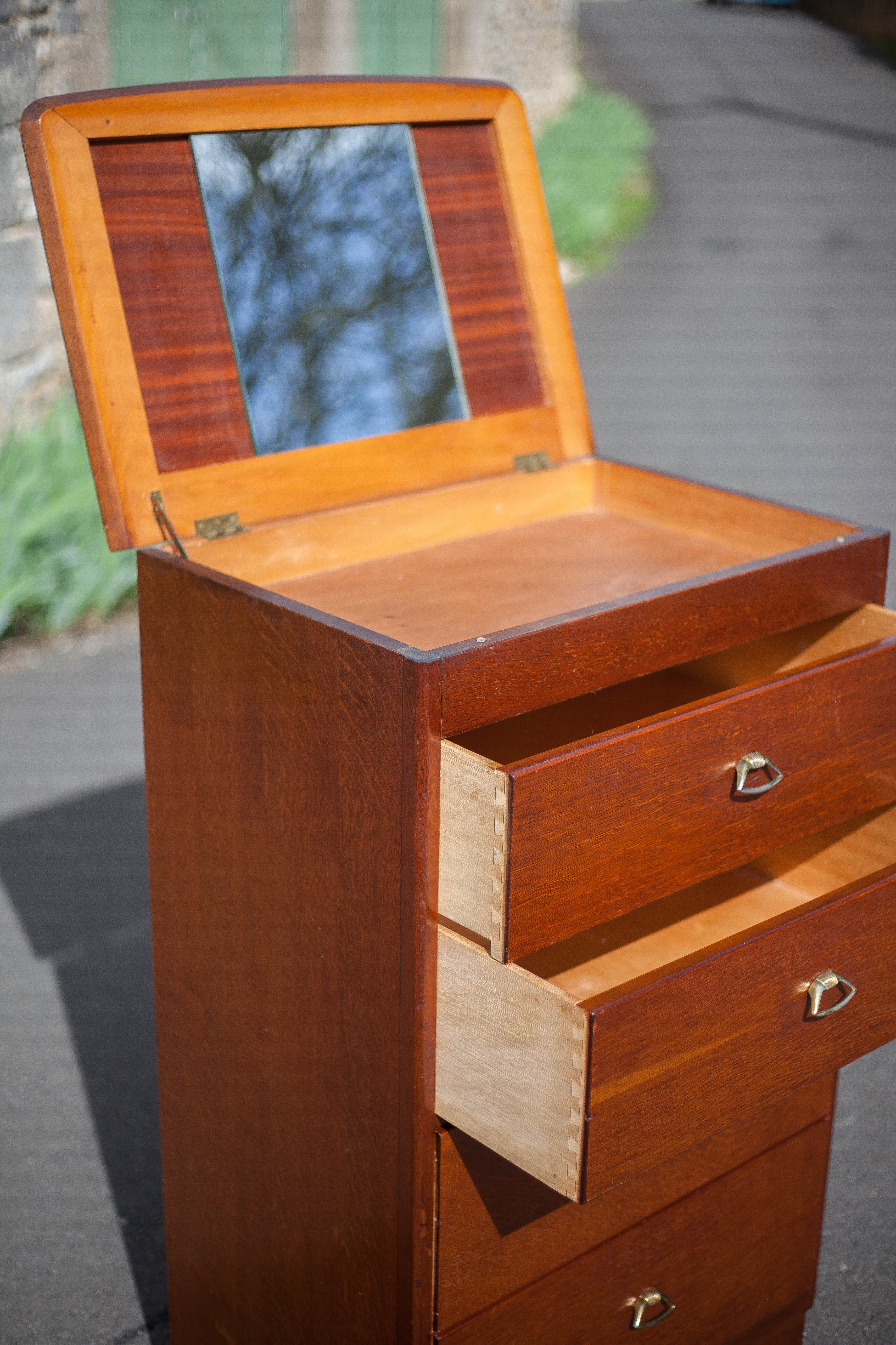 Chest of drawers with integrated mirror