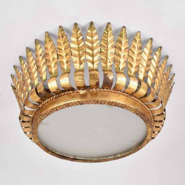 Lustre à encastrer en forme de soleil avec feuilles de style espagnol du milieu du siècle   Applique de plafond vintage en tole dorée, lampe florentine de style Hollywood Regency des années 1950