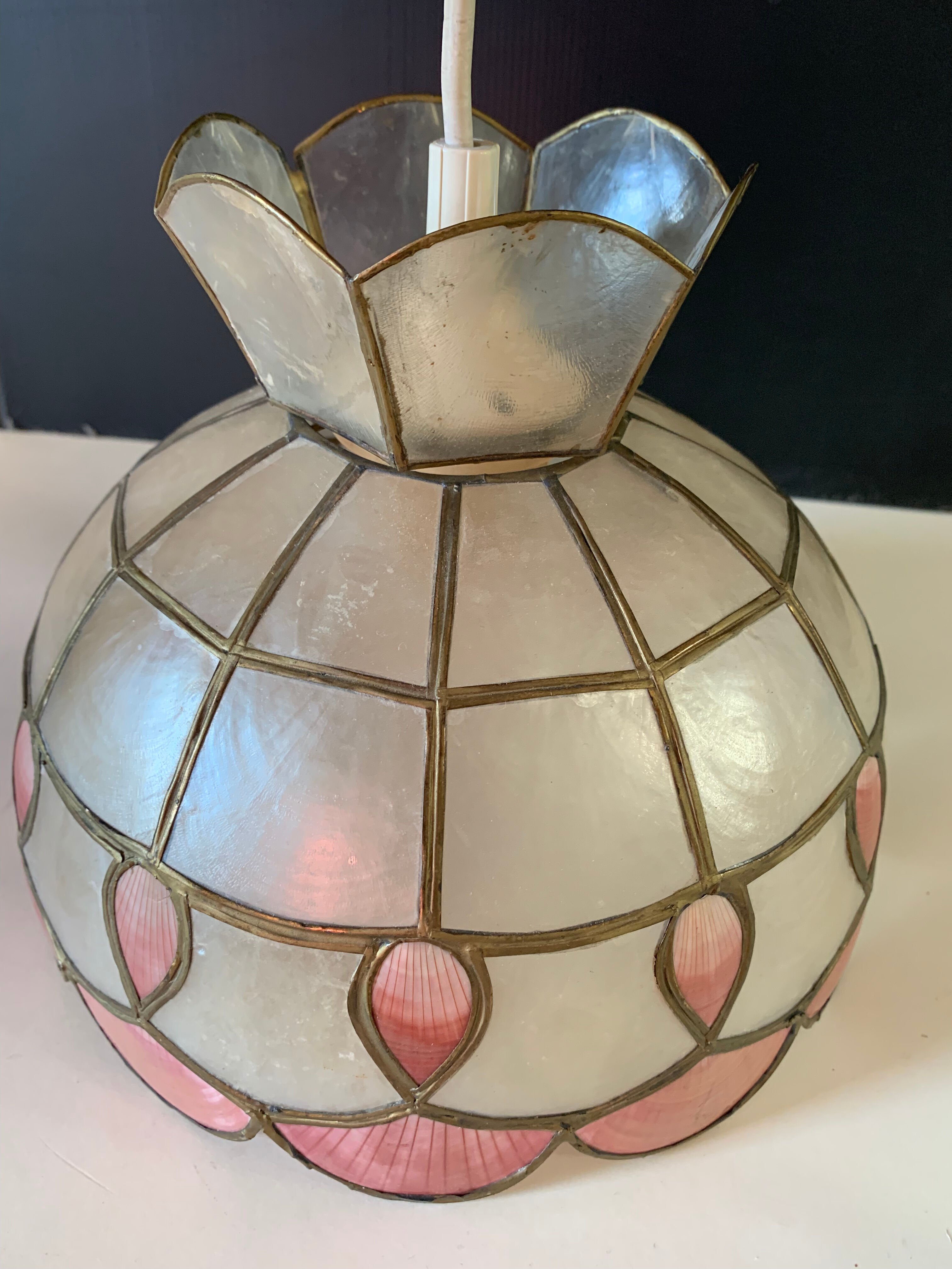 Mother-of-pearl suspension