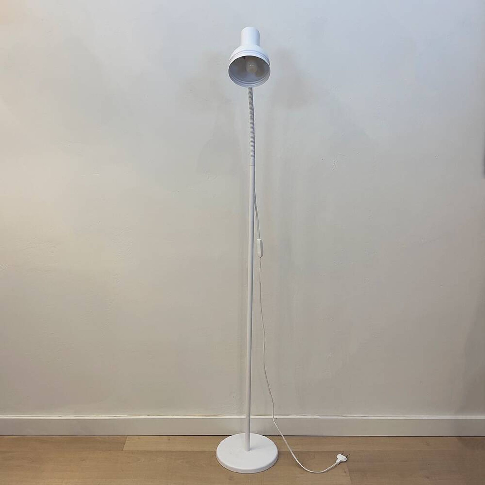 Lampadaire vintage en métal blanc