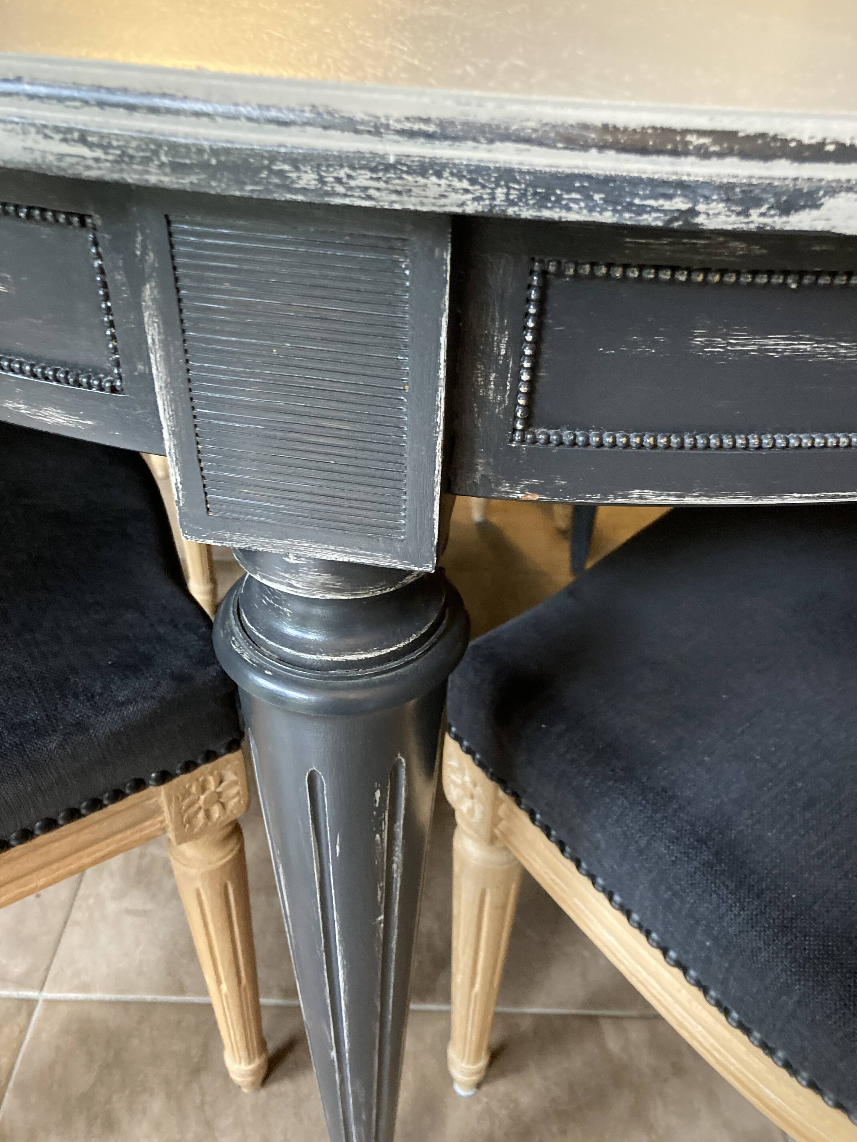 Louis XVI style extendable table in grey painted wood