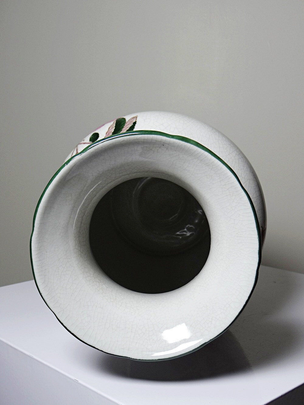 Impressive cracked earthenware vase with polychrome botanical decoration by Wong Lee, 1895, vintage.