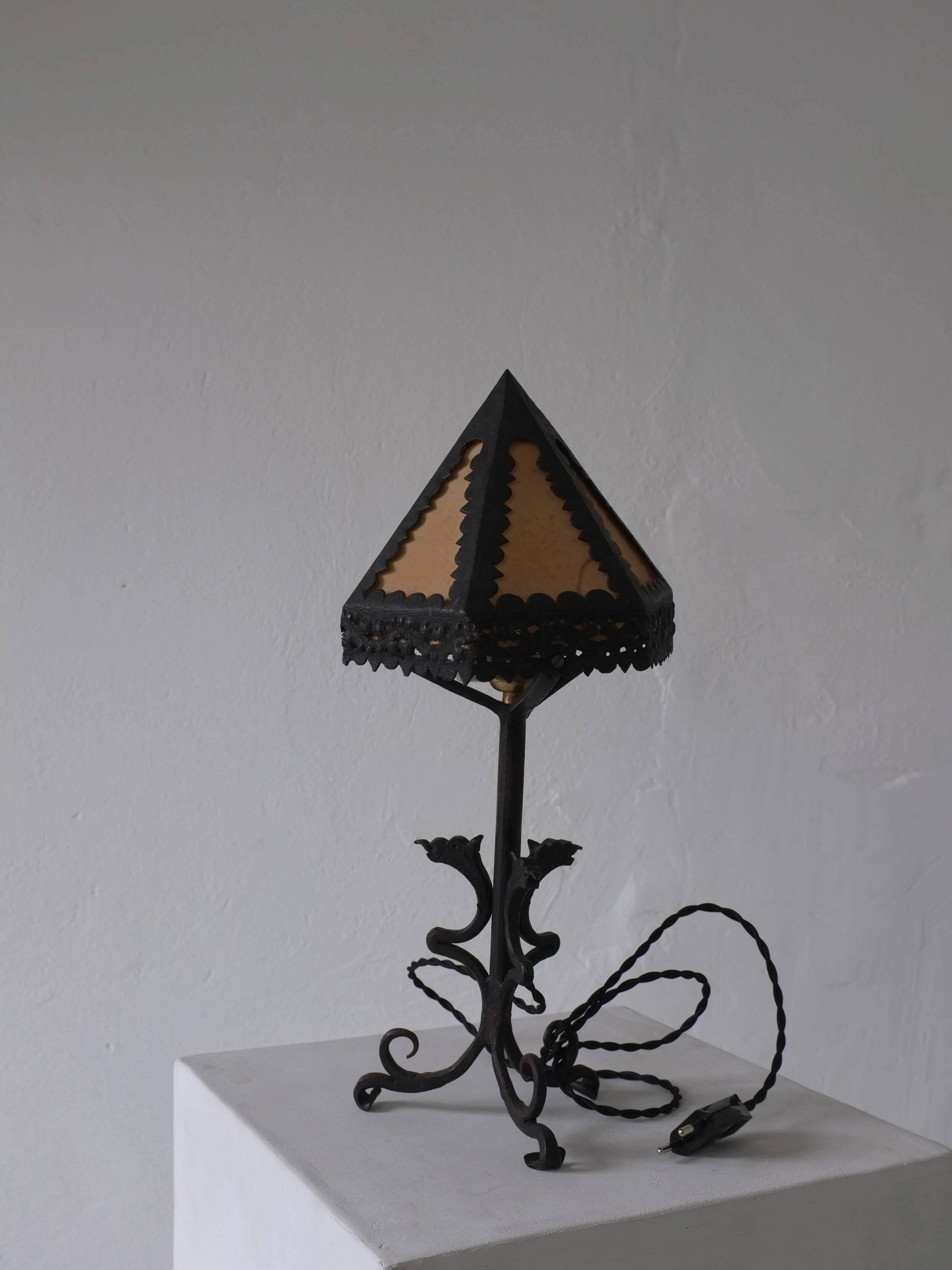 Lampe de table dragon en fer forgé, style Arts & Crafts | Italie | Années 1910