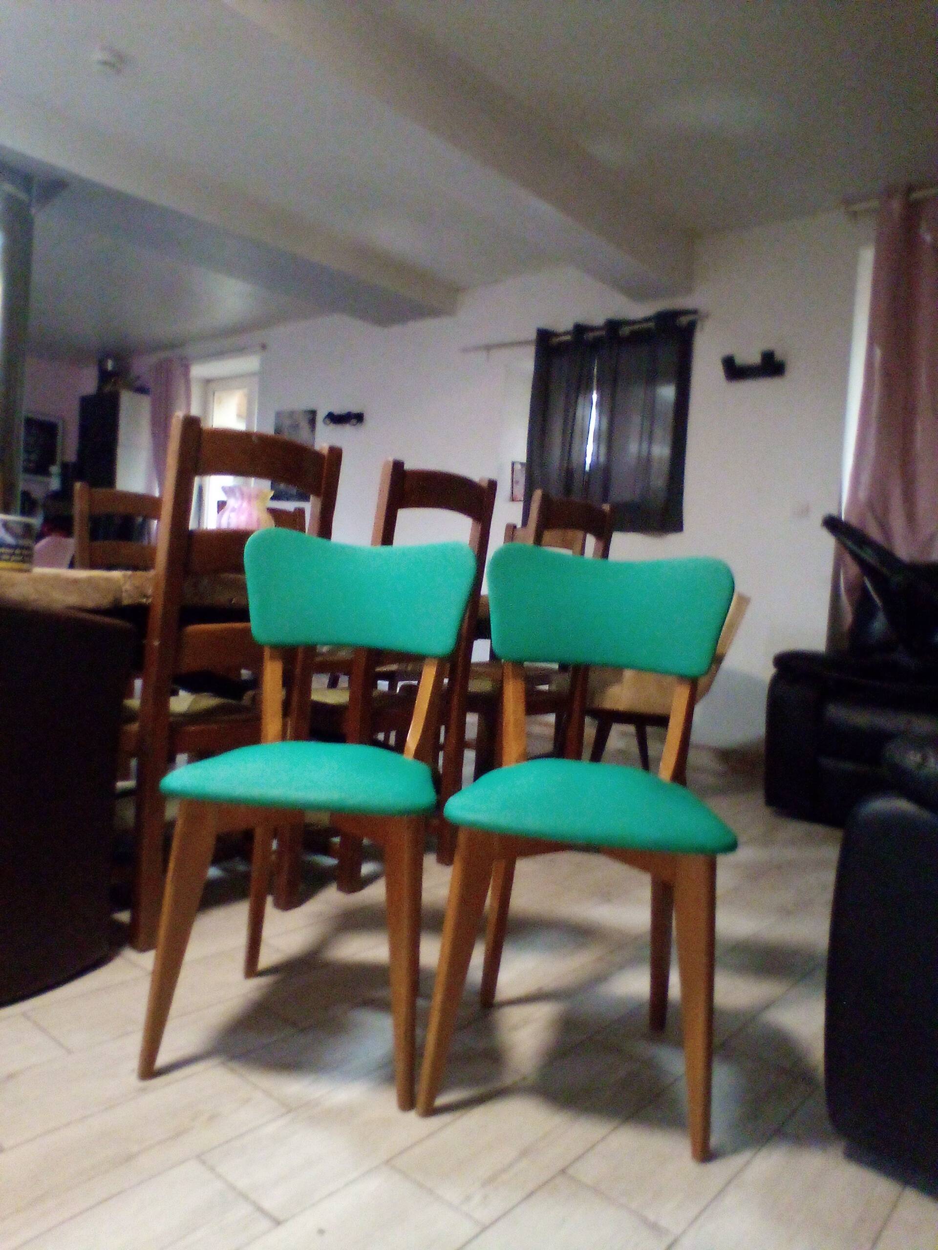 Title: Pair of vintage chairs from the 50s/60s – green vinyl seat in style