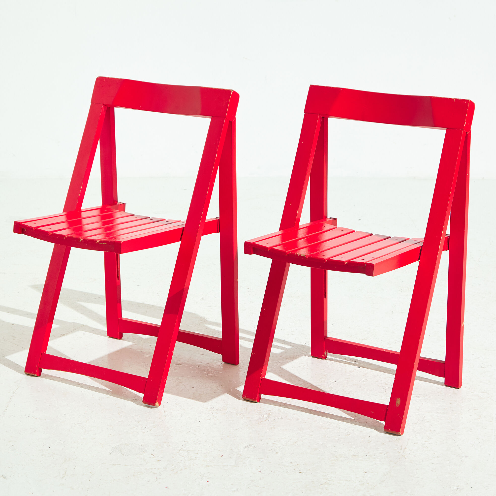 Pair of folding chairs in beech wood