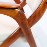 Fauteuil fabriqué en bois foncé poli et tissu clair par Arne Hovmand-Olsen des années 1960