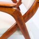 Fauteuil fabriqué en bois foncé poli et tissu clair par Arne Hovmand-Olsen des années 1960