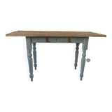 Table de ferme vintage piètement et ceinture réenchantés en vert de gris, plateau bois.