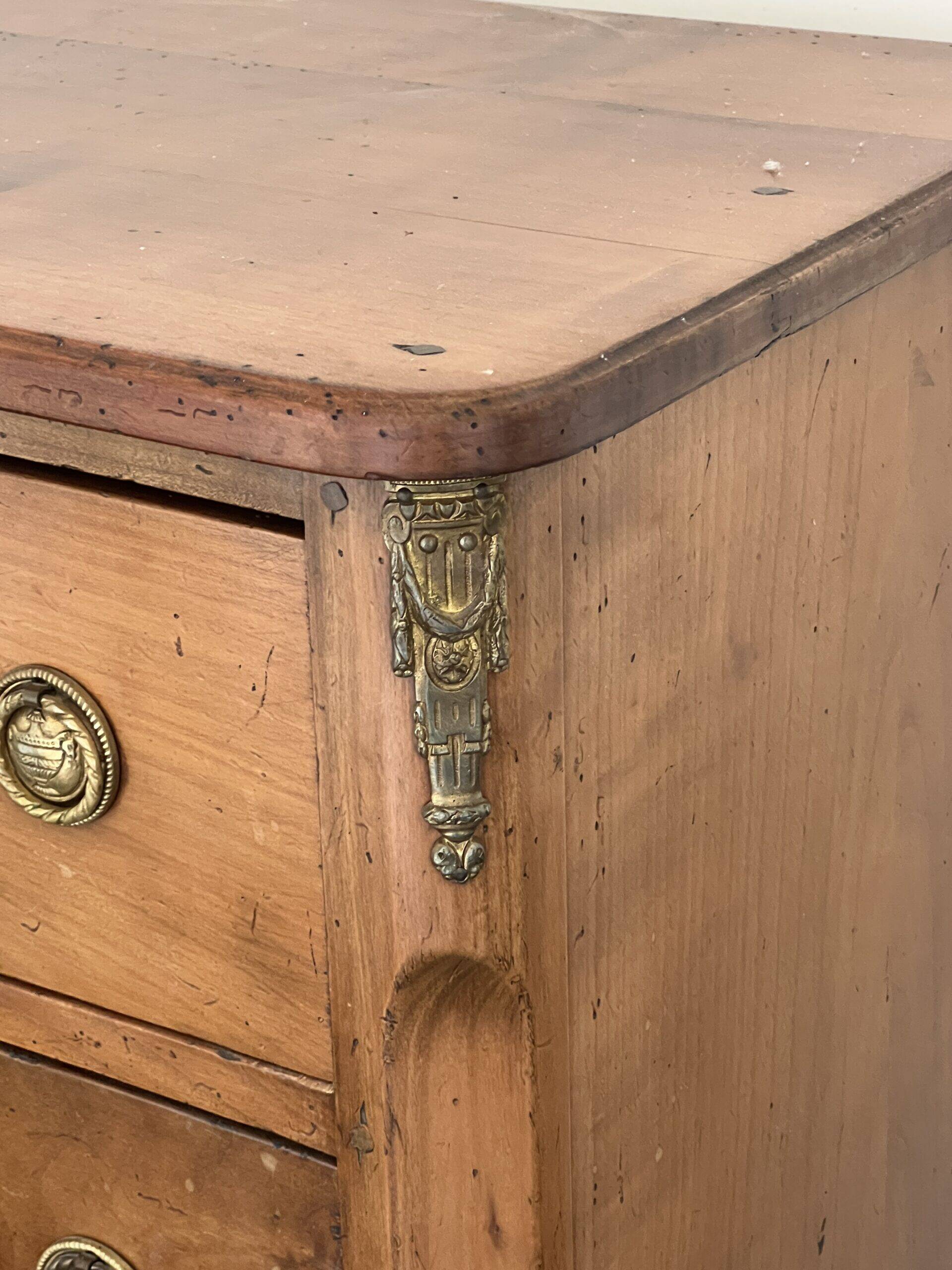 Transitional chest of drawers in solid cherry wood, early 20th century
