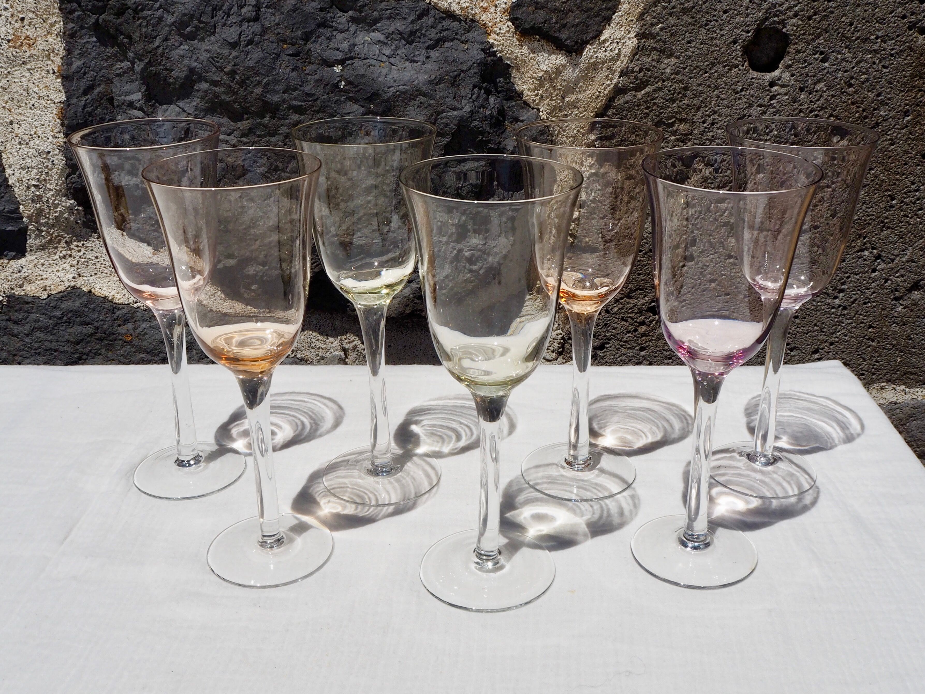Set de 7 verres à vin en verre coloré