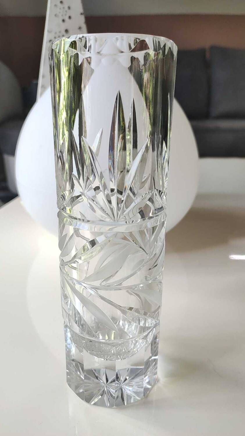 Tubular soliflore vase. In cut crystal. Decorated with frosted leafy motifs. Boho-Chic style. High 20 cm