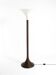 Lampe de sol Tulipe XL des années 70 avec un cadre en osier brun et un abat-jour en plexiglas.