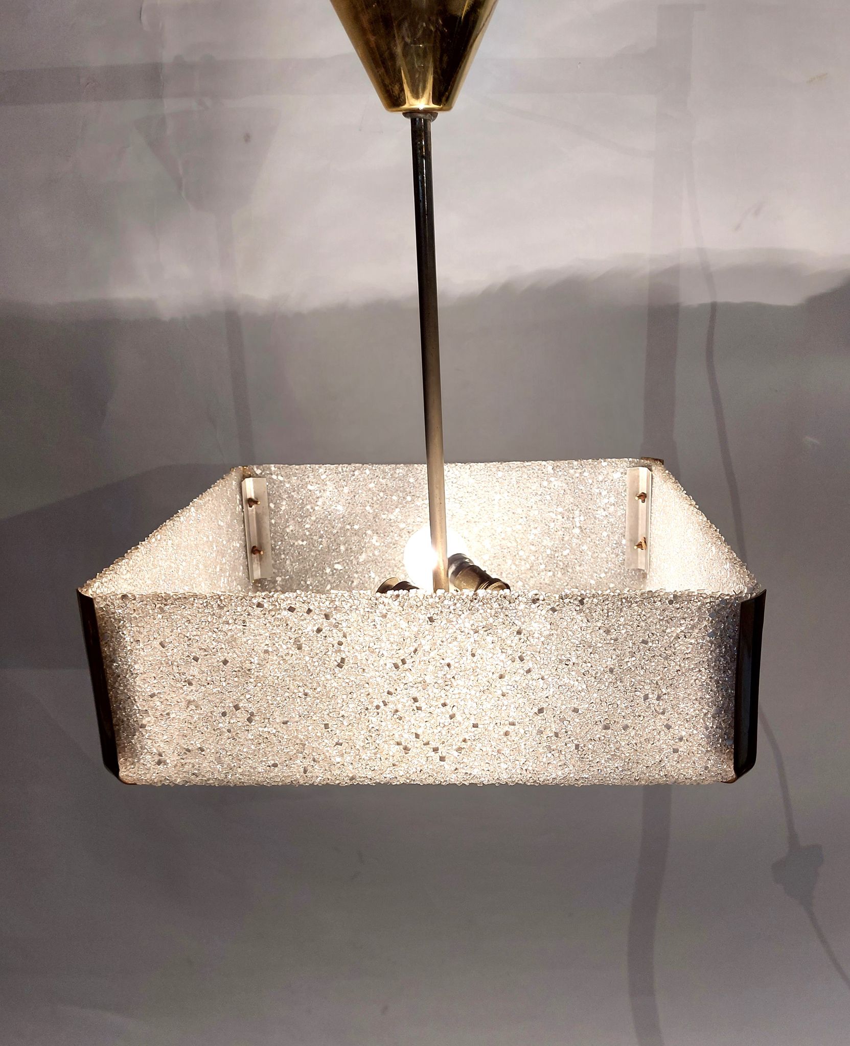 Suspension perspex carré et laiton doré 1960