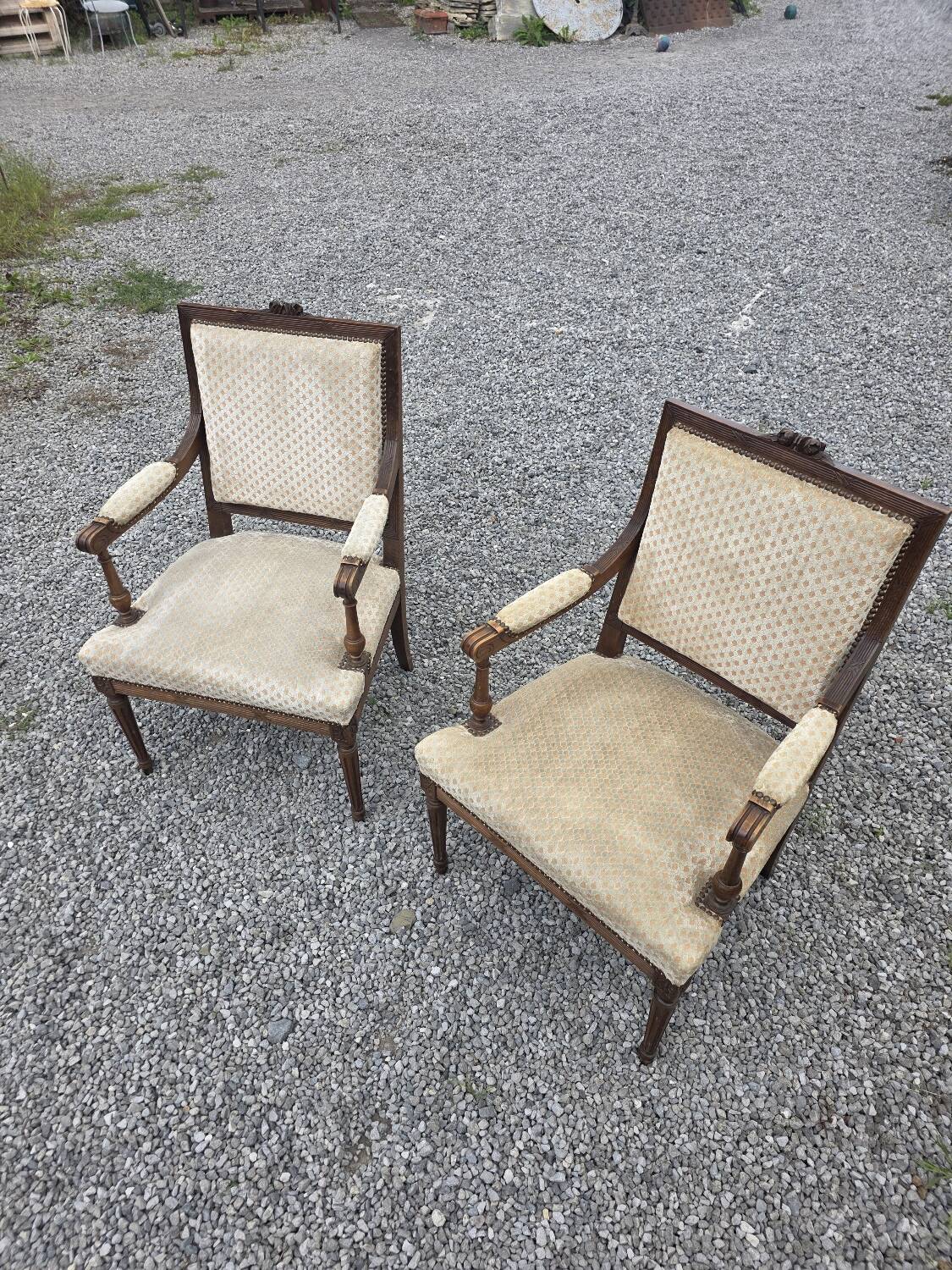 Paire de fauteuils style Louis XVI