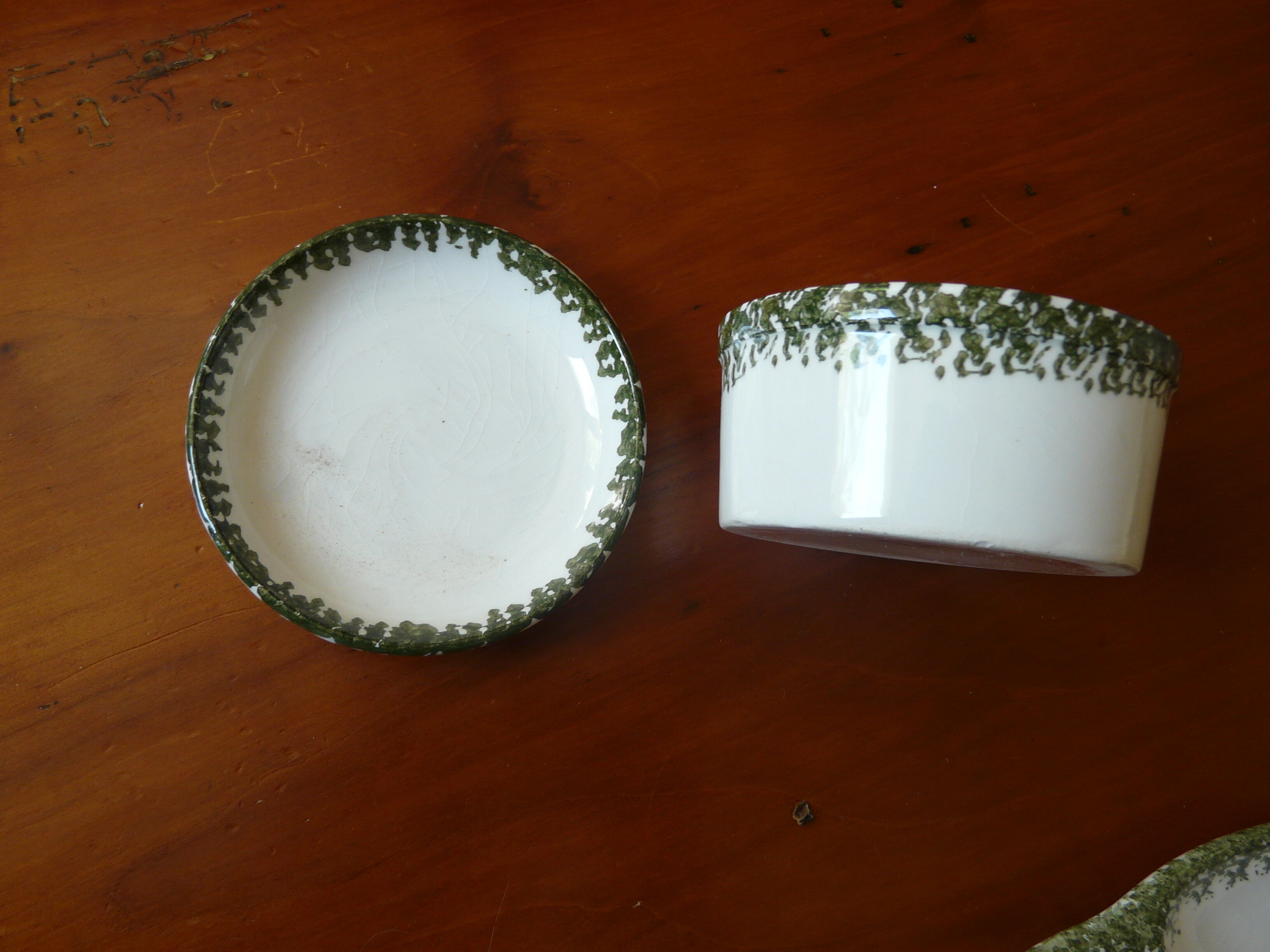 6 oyster plates, 1 ramekin and 1 cup from the Gien factory