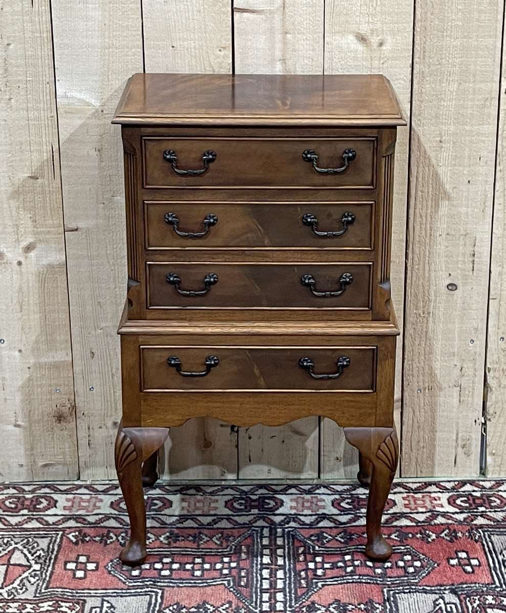 Small English mahogany chest of drawers from the 50s