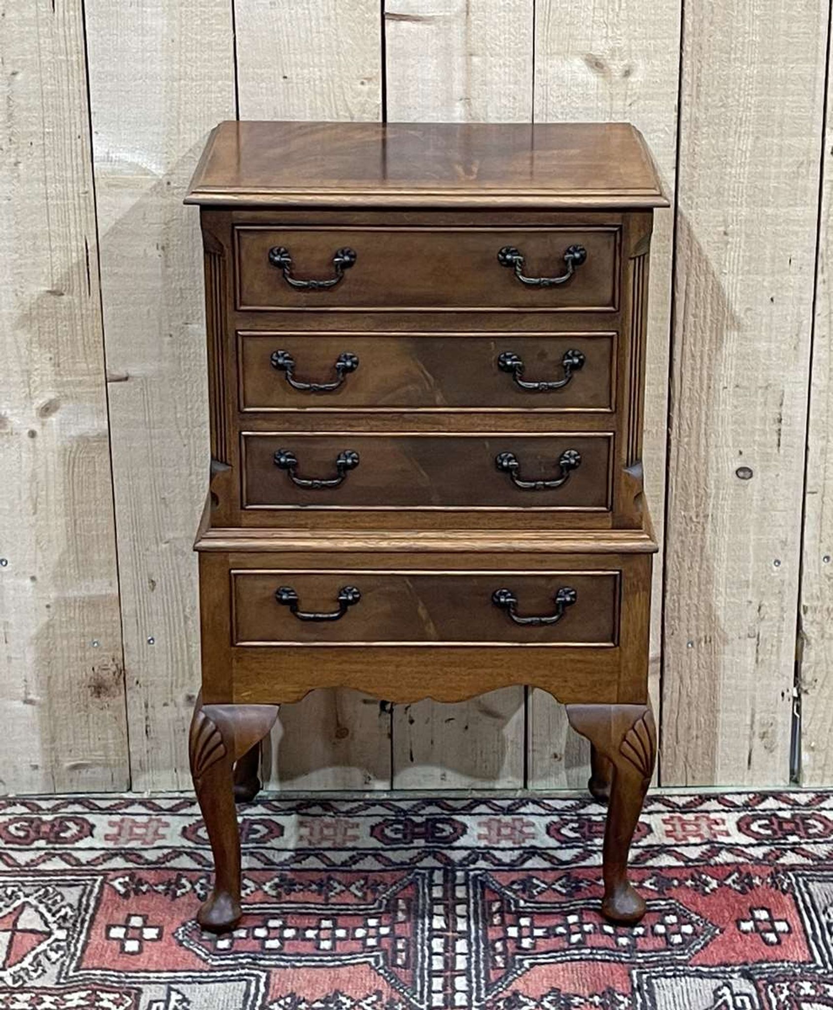 Petite commode anglaise en acajou des années 50
