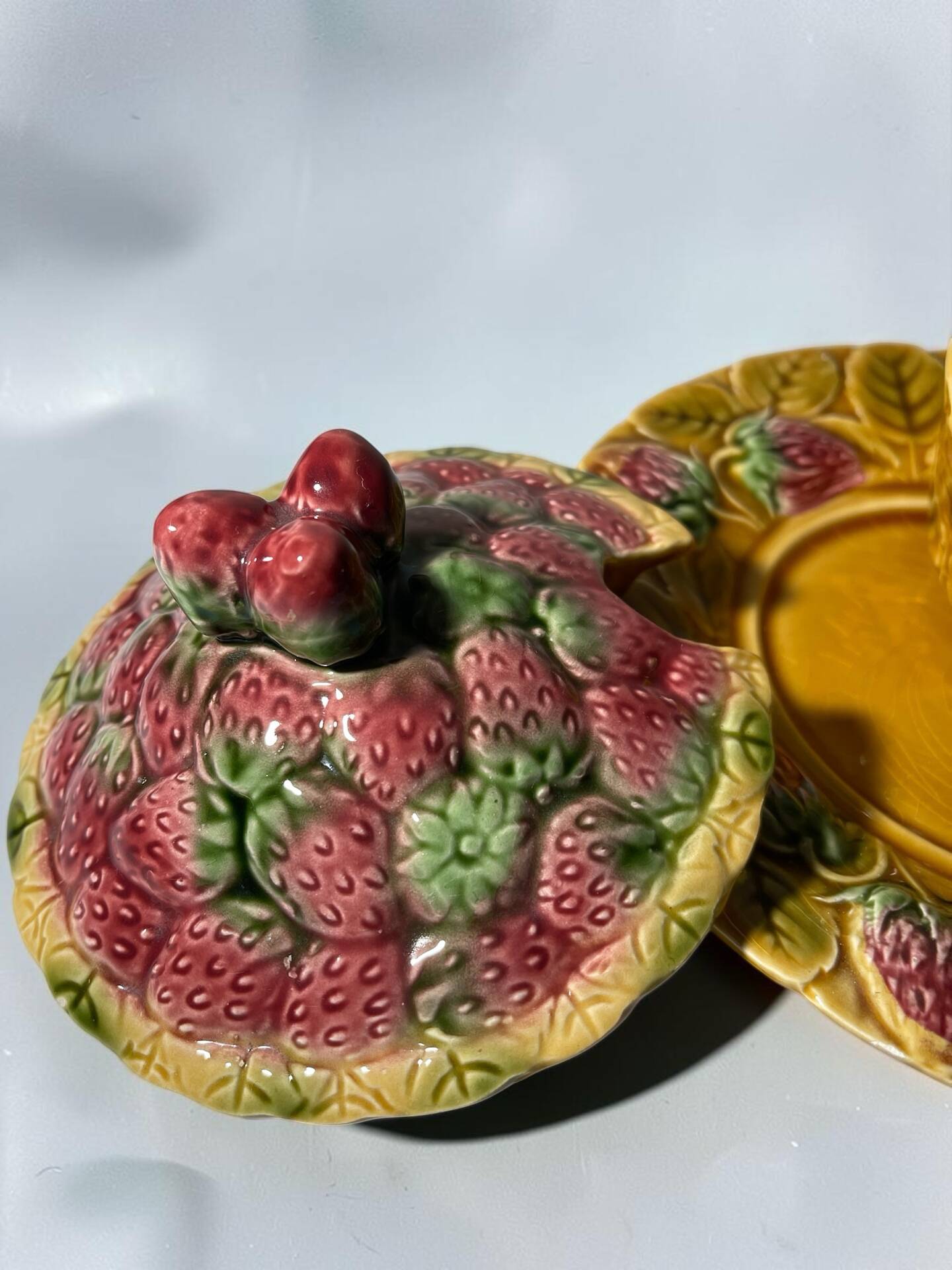 Confiturier vintage Sarreguemines en barbotine – Décor fraises – Ensem