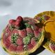 Confiturier vintage Sarreguemines en barbotine – Décor fraises – Ensem