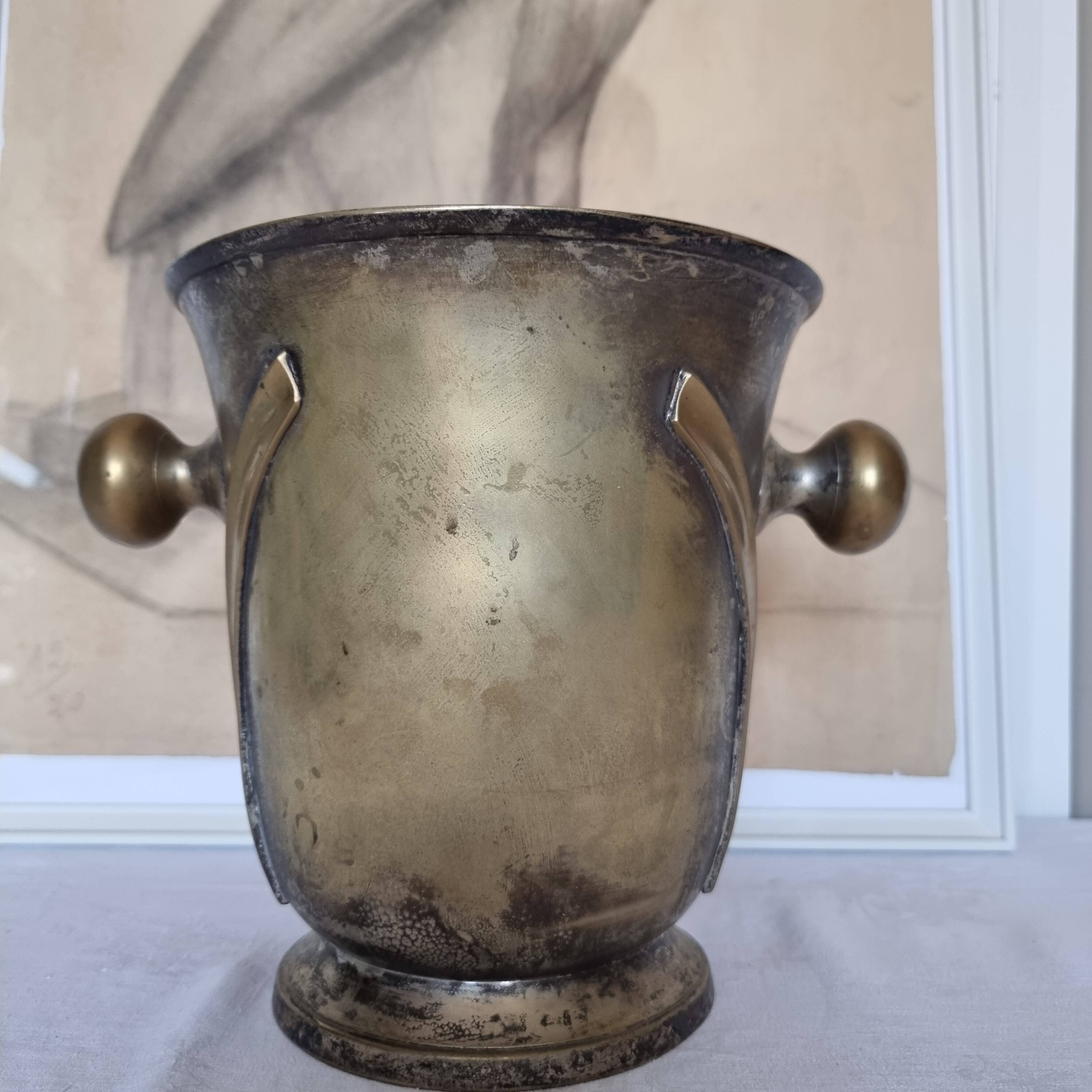 Magnificent and exclusive vintage Art Deco bronze champagne/wine bucket