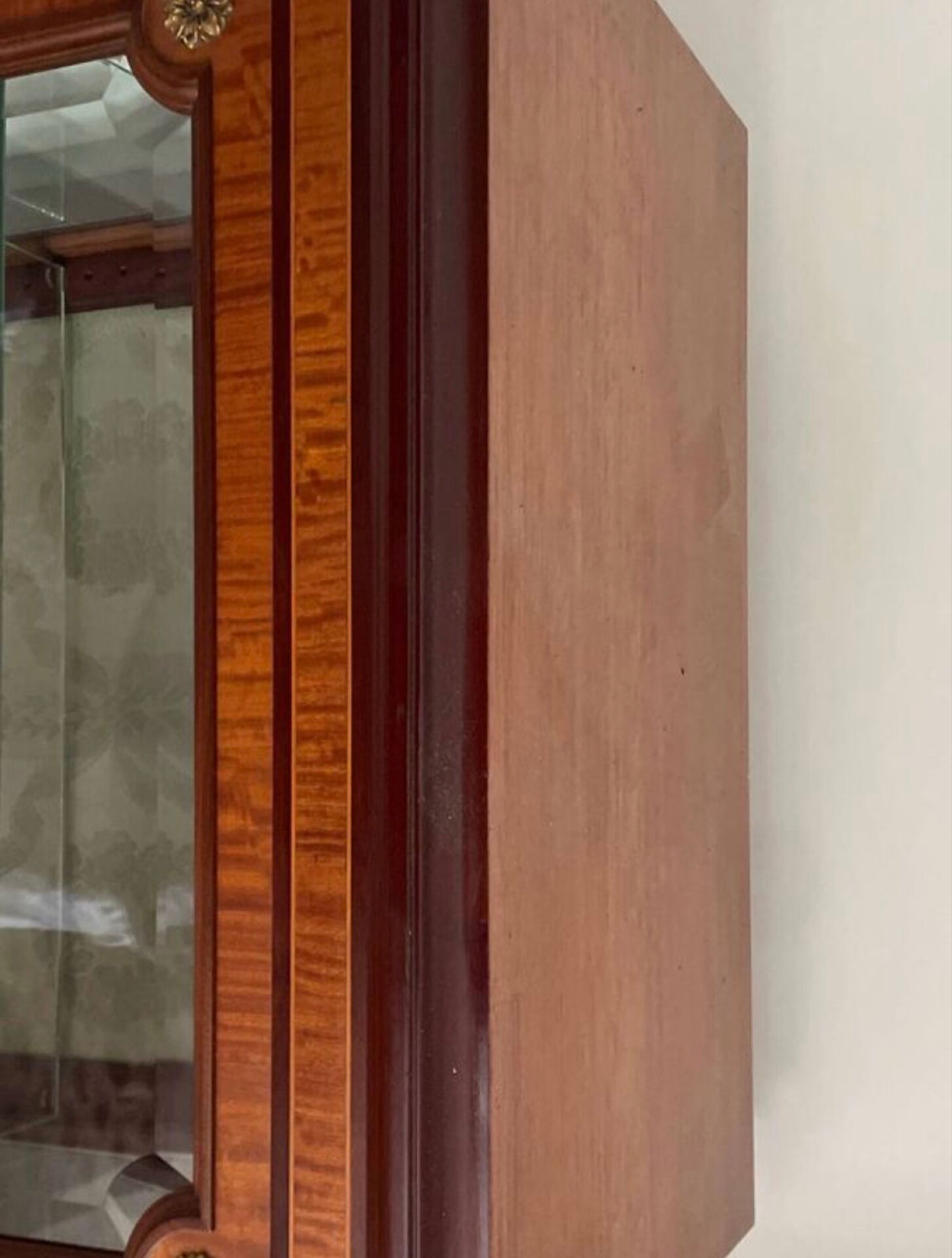 Vitrine de style Louis XVI en acajou et bronzes dorés — Fin XIXe / Déb