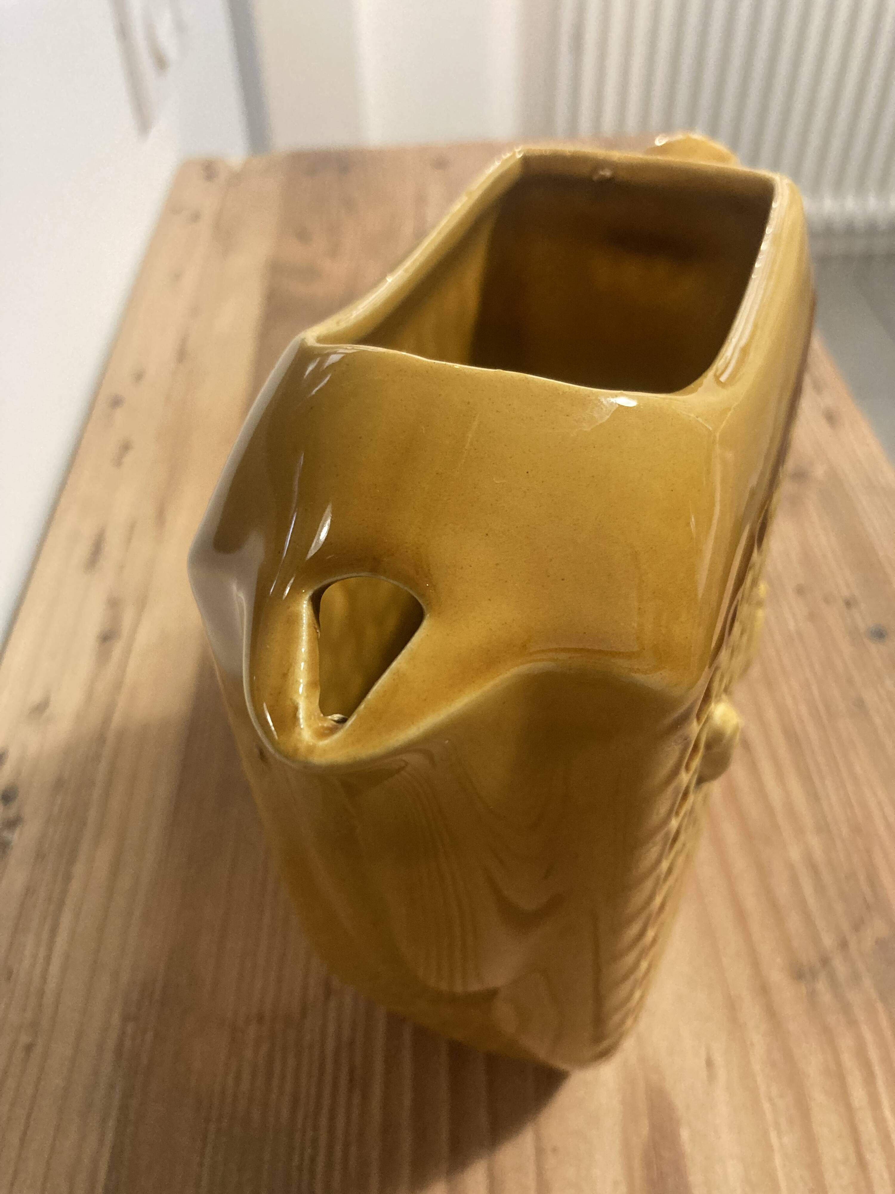 Abeilles slip pitcher signed Saint Clément