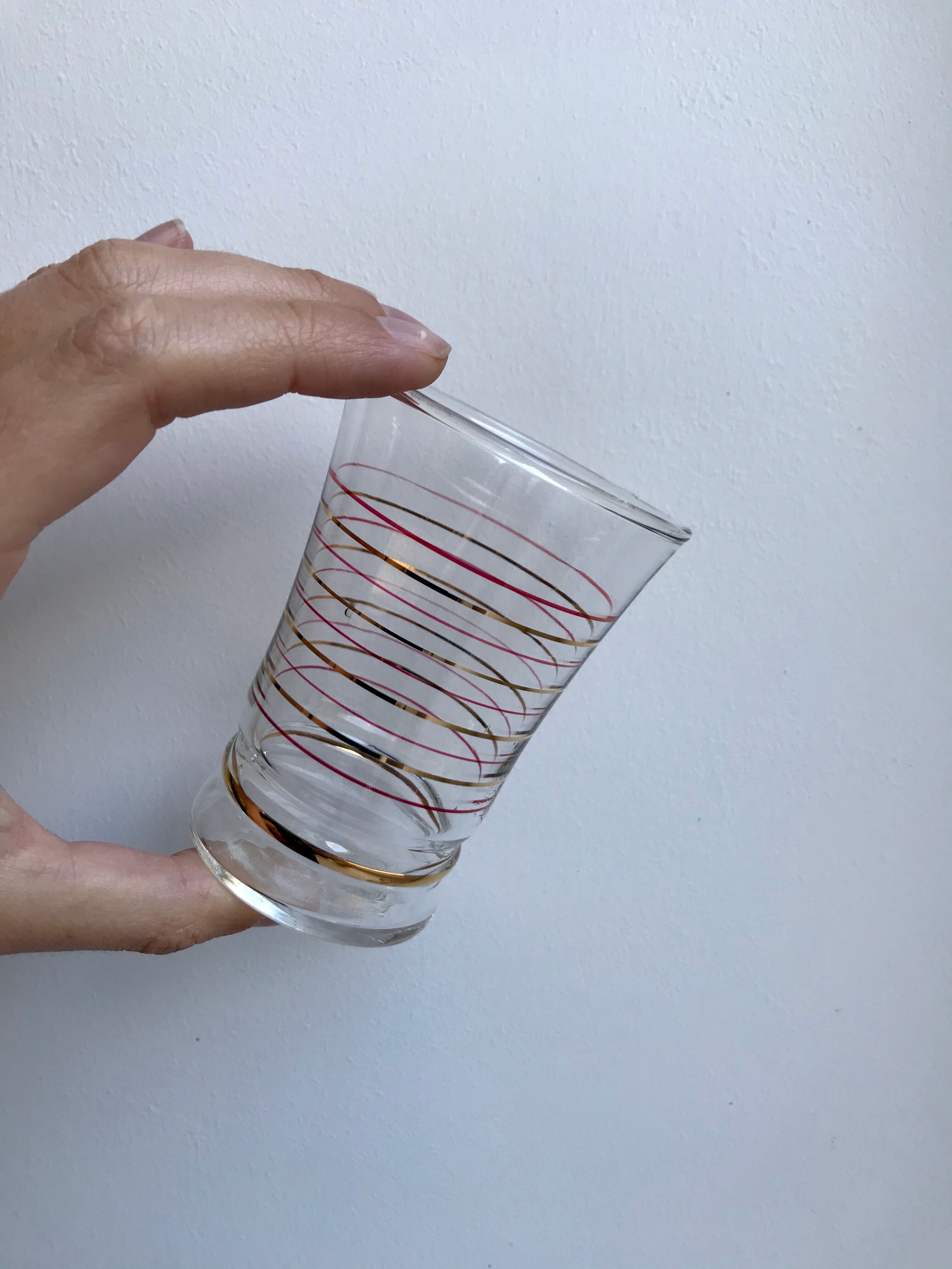 Lot de 5 verres à eau dorés et rouge années 50
