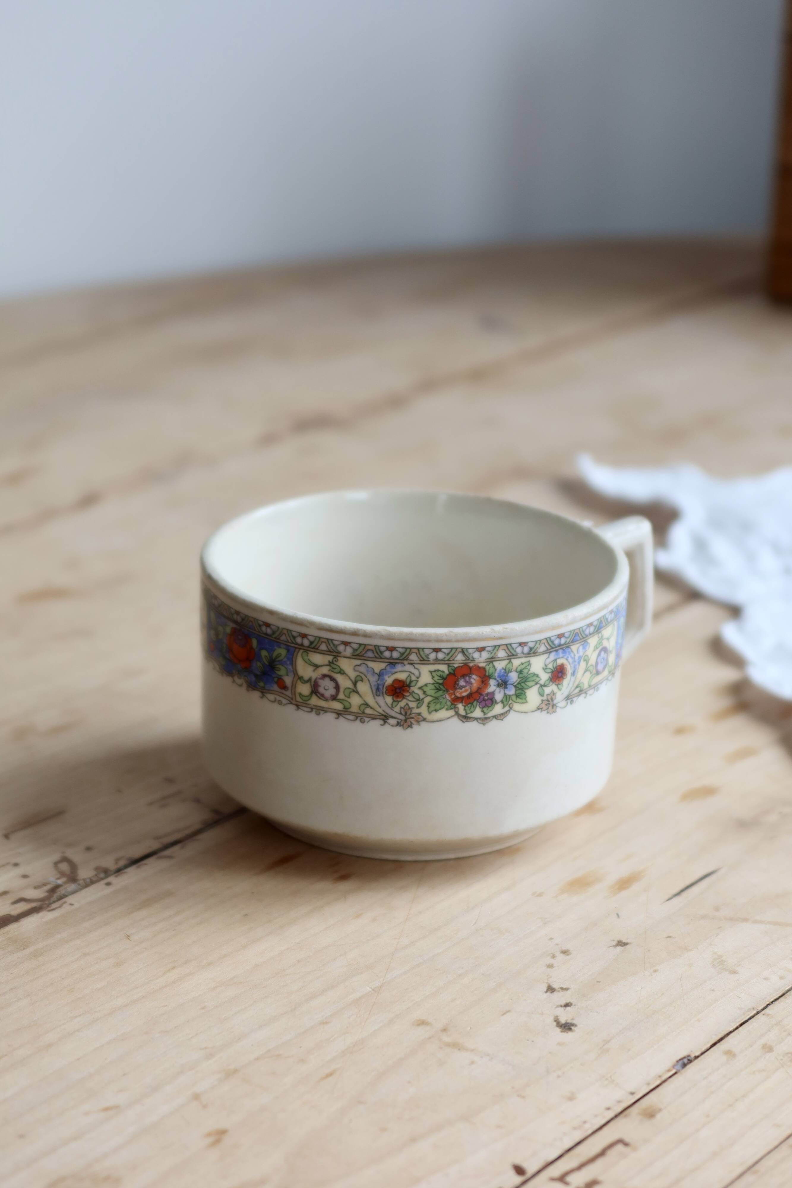Ivory iron earth chocolate cup - Polychrome frieze decoration