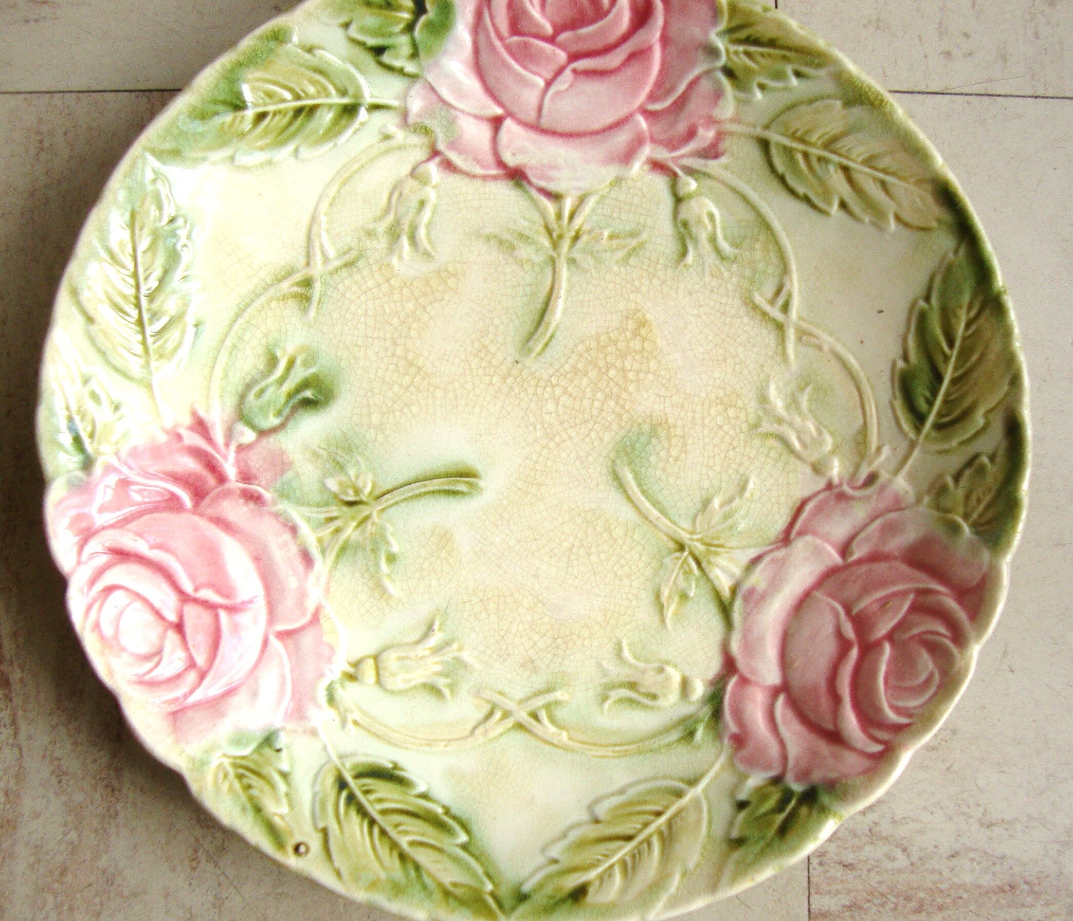 6 plates in slip decoration of roses earthenware of Onnaing
