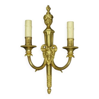 Grande applique à tête de bélier et urne style Louis XVI - bronze doré